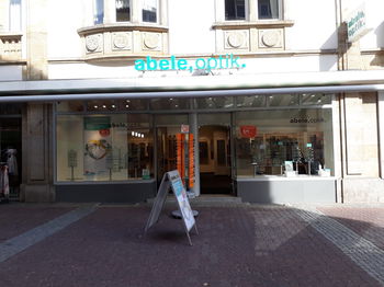 Das Bild zeigt den Eingang unserer Filiale in Oberursel.